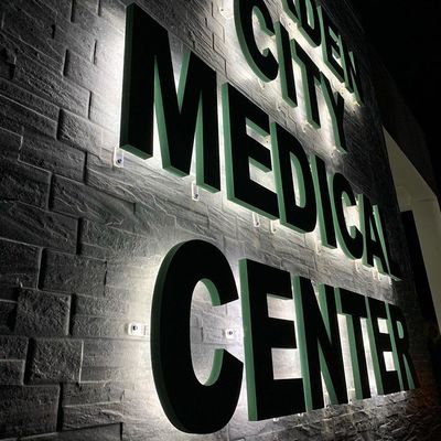 LED 모듈은 스테인리스 스틸 사용자 지정 글자와 로고를 조명합니다.